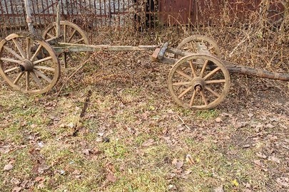 Конфіскація майна за вироком суду: кінна підвода що складається з двох частин передньої осі на дерев'яних колесах та задньої осі на дерев'яних колесах, б/в