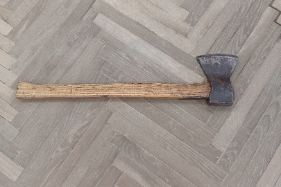 Конфіскація майна за вироком суду: металева сокира із дерев'яною ручкою, довжиною приблизно 60 см, б/в.