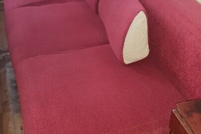 Диван червоного кольору розкладний, єврокнижка, б/в