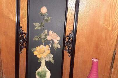 Картина з зображенням квітки та керамічна ваза червоного кольору, б/в