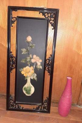 Картина з зображенням квітки та керамічна ваза червоного кольору, б/в