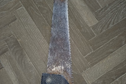 Конфіскація за вироком суду: ручна пила з пластиковою ручкою чорного кольору, була у використанні, покрита корозією.