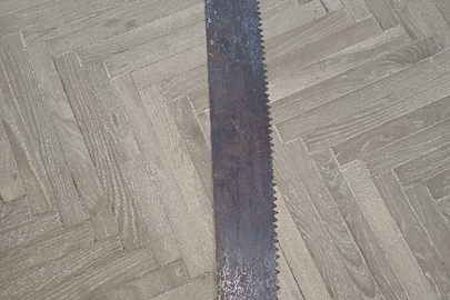 Конфіскація за вироком суду: дворучна пила "Дружба 2", була у використанні, покрита корозією, з двома дерев'яними ручками.