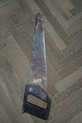 Конфіскація за вироком суду: ручна пила з пластиковою ручкою чорного кольору, була у використанні, покрита корозією.