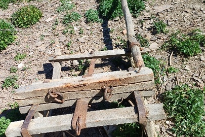 Конфіскація за вироком суду: дерев`яні кінні сани, з дишлом, ковані металом, були у використанні