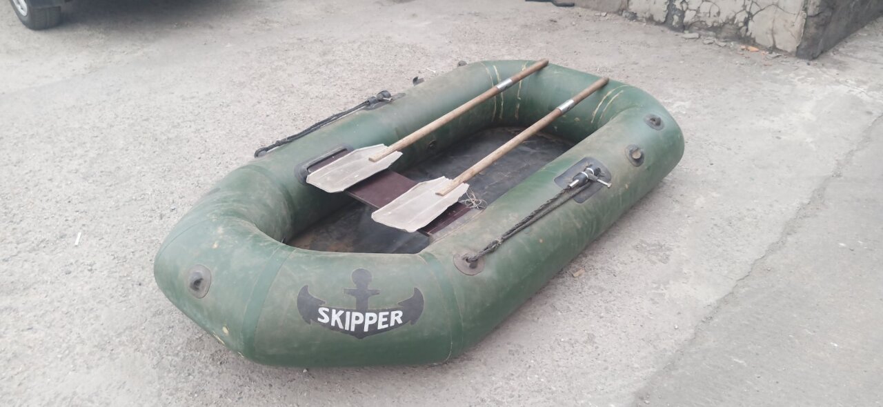 Човен гумовий «SKIPPER» з сидінням та двома веслами