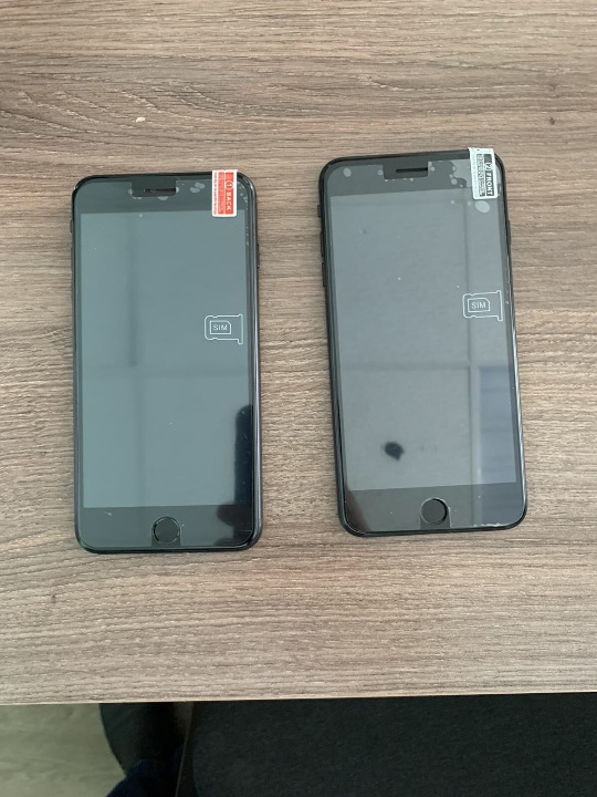 Дві копії мобільних телефонів марки «iPhone 7 Plus» китайського виробництва, з коробкою, зарядним пристроєм та навушниками