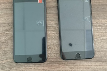 Дві копії мобільних телефонів марки «iPhone 7 Plus» китайського виробництва, з коробкою, зарядним пристроєм та навушниками