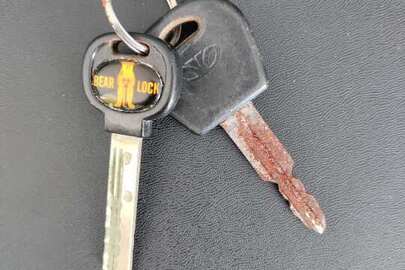Ключ із зображенням марки Daewoo та ключ з емблемою BEAR LOCK, бувші у використанні