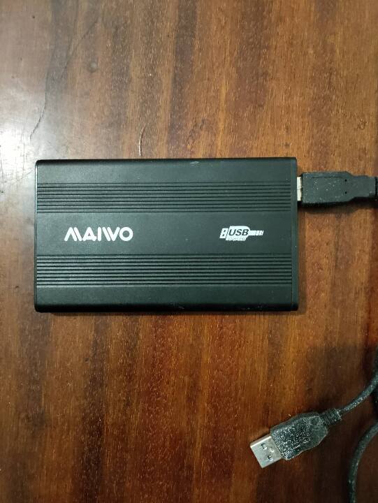 Зовнішній жорсткий диск чорного кольору з маркуваннями «MAIWO USB», бувший у використанні