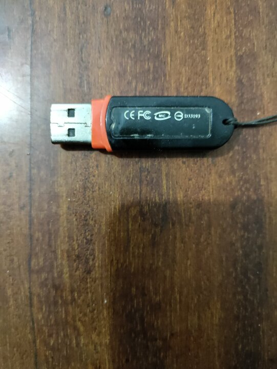 Флеш-носій чорного кольору з маркуванням «Transcend 2GB JetFlash TS2GJFV30 USB Device», бувший у використанні