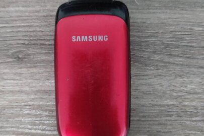Конфіскація майна за рішенням суду: мобільний телефон марки SAMSUNG GT-E1150 червоного кольору із сім-картами мобільних операторів «Київстар» та Vodafone, бувший у використанні