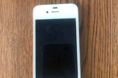 Мобільний телефон "Айфон 4С"білого кольору без номера ІМЕІ, був у використанні