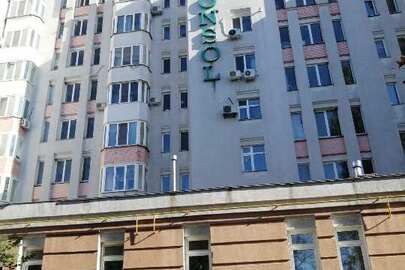 ½ частина житлового приміщення (трикімнатної квартири), загальною площею 102,2 кв.м., що знаходиться за адресою: Полтавська область, Полтавський район, м. Полтава, вул. Великотирнівська, буд. 22 а, кв. 42