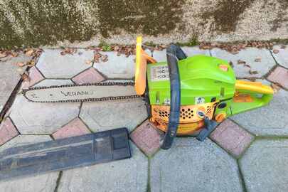 Конфісковане майно за рішенням суду: бензопила марки "VERANO" модель VRS22G бувша в експлуатації, корпус зелено-оранжевого кольору