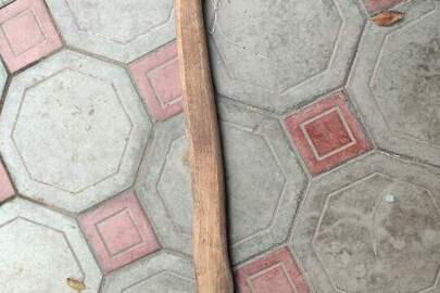 Конфісковане майно за рішенням суду: сокира бувша у користуванні з дерев’яною ручкою, довжиною 60 см