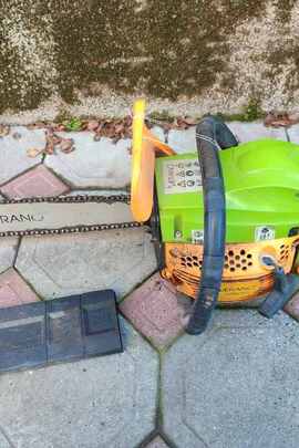 Конфісковане майно за рішенням суду: бензопила марки "VERANO" модель VRS22G бувша в експлуатації, корпус зелено-оранжевого кольору