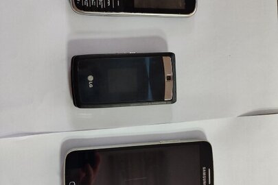 Конфісковане майно за рішенням суду: мобільні телефони: мобільний марки "Samsung" б/в, мобільний телефон марки "LG" б/в, мобільний телефон марки "Samsung" модель М400 б/в