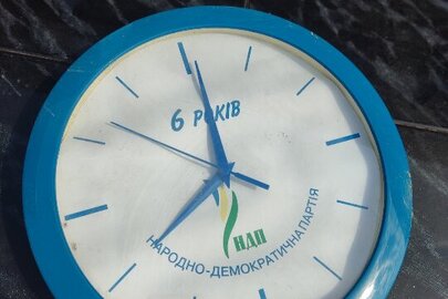 Годинник настінннй синього кольору, бувший у використанні