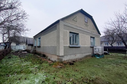 1/2 частина житлового будинку з господарськими будівлями та спорудами загальною площею 70,6 кв. м, що знаходиться за адресою: Житомирська область, Коростенський район, місто Малин, пров. Чехова, 28-а