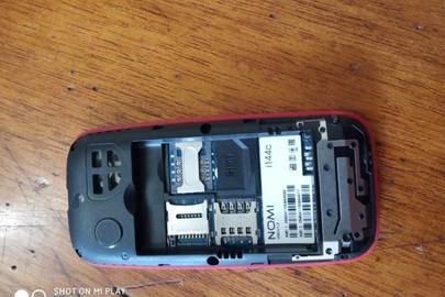 Мобільний телефон "NOMI" модель i144c червоного кольору, IMEI №1: 359041100884569; IMEI №2: 359041100884577