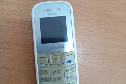 Мобільний телефон марки "SAMSUNG GT-E1202 в корпусі білого кольору, IMEI №1-351953/07/591729/9,ІМЕІ №2-351953/07/591729/7, б/в