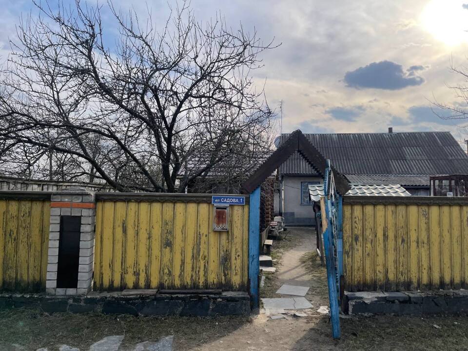 Житловий будинок з надвірними будівлями, реєстраційний номер майна: 6560222, та земельна ділянка площею 0,02301 га, кадастровий номер 1822583005:03:001:0011, за адресою: Житомирська обл., Житомирський р-н., с. Браженець, вул. Садова, 1А