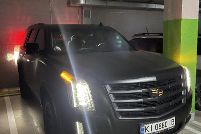 Колісний транспортний засіб марки CADILLAC модель Escalade, тип – загальний легковий універсал, 2018 року випуску, шасі № 1GYS3CKJ2JR235322, реєстраційний номер КІ0880ІВ