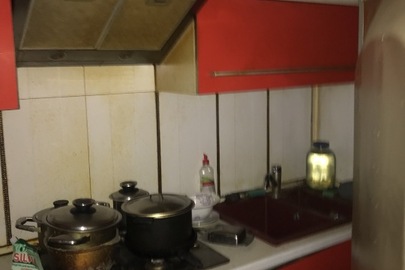 Кухонний гарнітур (біло-червого кольору) з вмонтованою газовою плитою, духовим шкафом та мийкою
