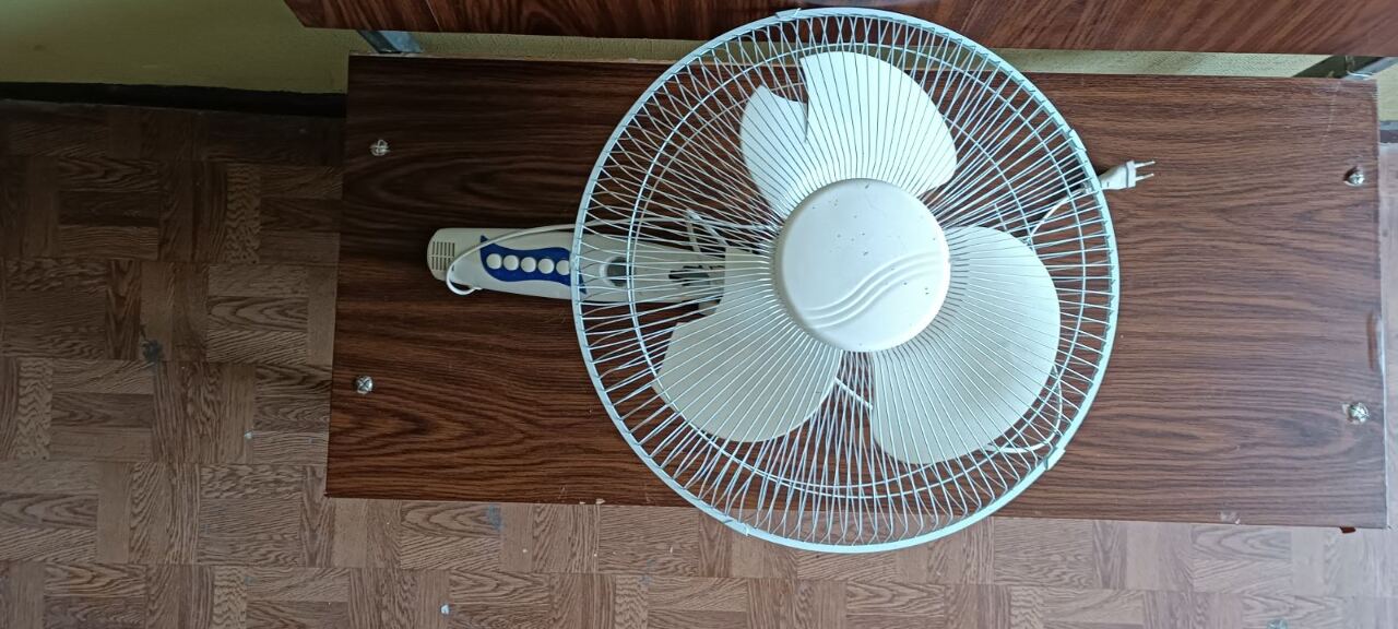 Пластиковий вентилятор білого кольору
