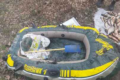 Гумовий надувний човен зеленого кольору з жовтими вставками марки " SeaHawk 1 "