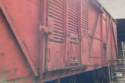 Критий вагон № 00000338 ДнФ 1686, інвентарний номер 1686, дата вводу в експлуатацію 1988 р., червоного кольору