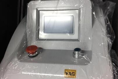 Лазерний пристрій для лікування вугрів та видалення тату YAG у кількості 1 шт.