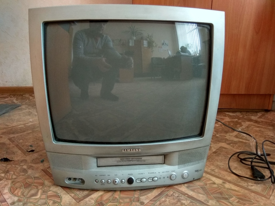 Телевізор марки SAMSUNG, моделі: TX-20C3 з вбудованим VHS програвачем