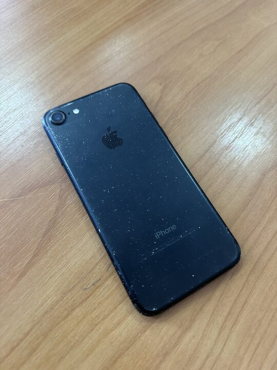 Конфісковане майно за рішенням суду: мобільний телефон марки «Iphone 7», імеі1: 355829089906591, із сім-картою оператора мобільного зв`язку «Лайфселл» +380937834467, б/в