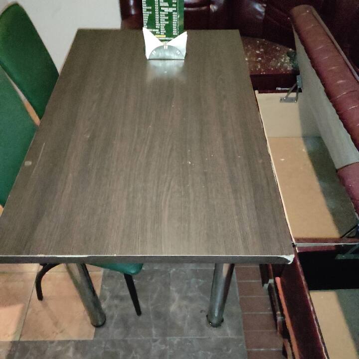 Барні стільці 2 шт. зеленого та коричневого кольору, столи 2 штуки коричневого кольору, розміром 1,2х0,75м б/в