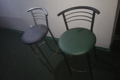 Два барних стільці синього та зеленого кольору, б/в