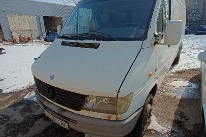 Вантажний автомобіль марки: DAIMLER-BENZ, модель: 412D, державний номерний знак СВ2043АЕ, рік виробництва 1999, номер кузова: WDB9044631P949886, колір білий