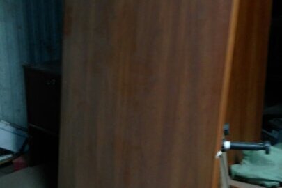 Шафа офісна коричневого кольору з двома дверцятами та полицями, б/в