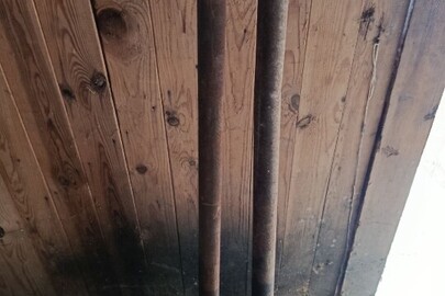 Конфісковане майно за рішенням суду:2(дві) металеві тички, бувші у використанні