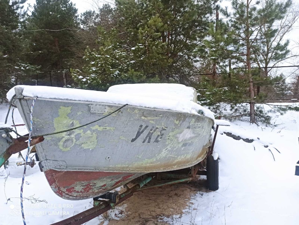 Дюралевий човен сірого кольору за маркуванням 