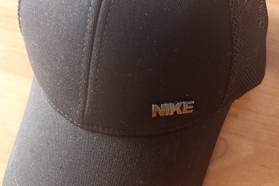 Чоловіча кепка чорного кольору нова  з металевою позначкою "NIKE"