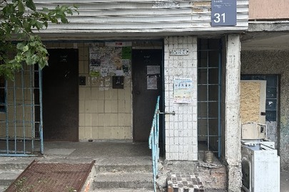 1/4 частка трикімнатної квартири, загальна площа (кв.м): 75.5, житлова площа (кв.м): 41.6 за адресою: м. Київ, просп. Європейського Союзу, буд. 31, кв. 108