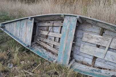 Конфіскація за рішенням суду: дерев'яний весловий човен, зеленого кольору, без бортових номерів, б/в