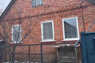 Житловий будинок з господарськими будівлями та спорудами загальною площею 61,4 м.кв., житлова площа 33,9 м.кв., що розташований за адресою: Харківська обл., Харківський р., м. Люботин, Рябіновий в'їзд, буд. 12