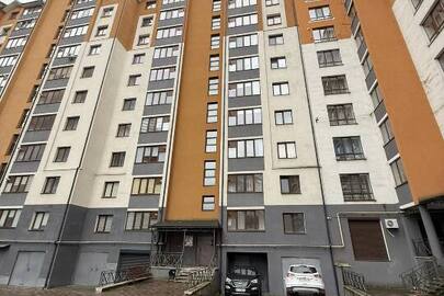  1/4 частки квартири, загальною площею 82,9 кв.м.,  що знаходиться за адресою Івано-Франківська обл., м. Івано-Франківськ, с. Угорники, вулиця Сеченова, будинок 129а, корп. 30, квартира 19