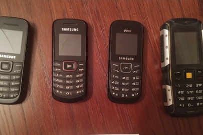 Мобільні телефони з сім-картами та без них, у кількості 4 шт., бувші у використанні