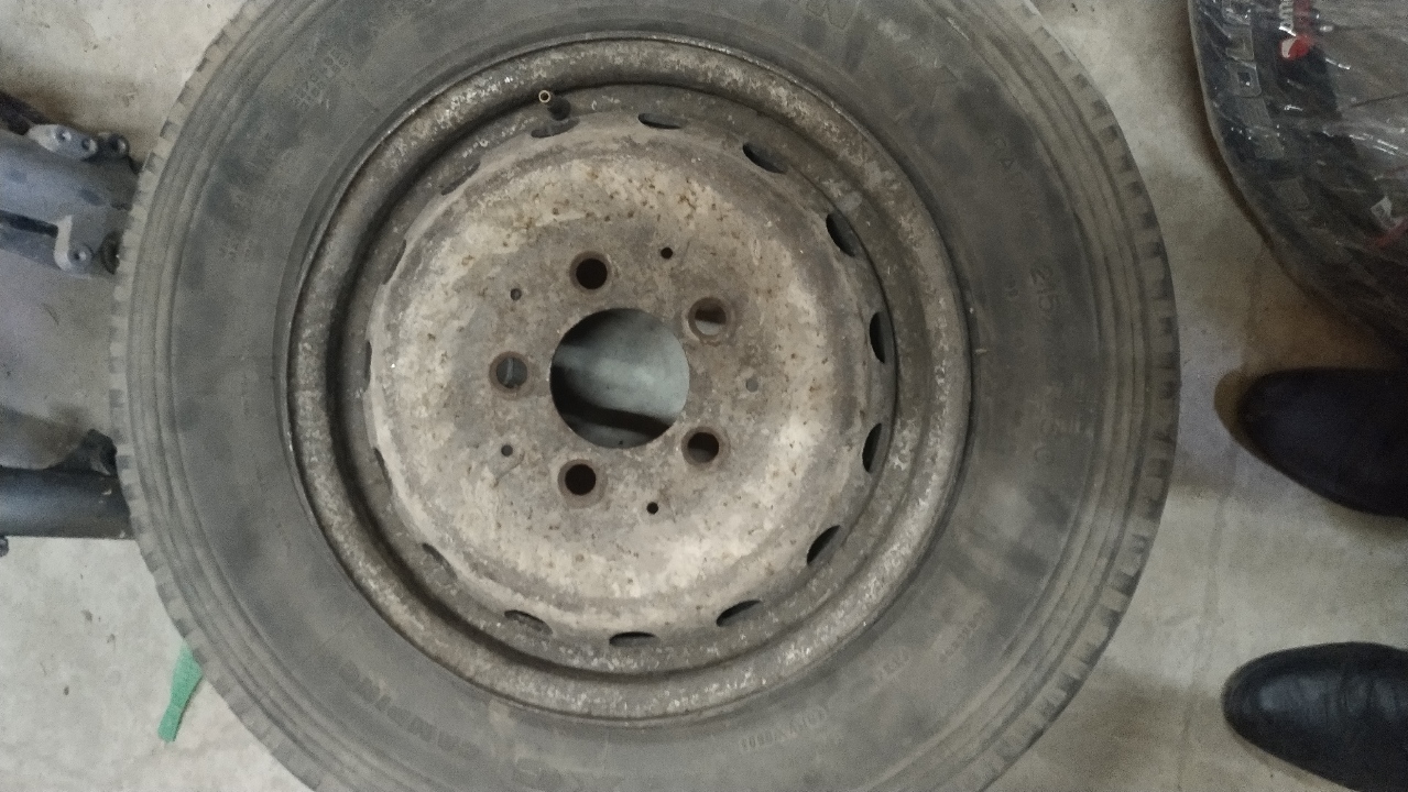 Колесо ходове марки Michelin, розміром 215/70 R15C, з металевим диском, пошкоджене розрізом