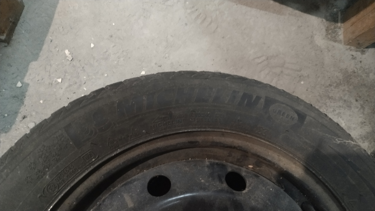 Колесо ходове марки Maystorm та марки Michelin, розміром 205/55 R16, з металевими дисками, пошкоджені розрізом