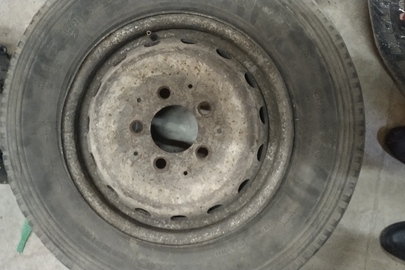 Колесо ходове марки Michelin, розміром 215/70 R15C, з металевим диском, пошкоджене розрізом
